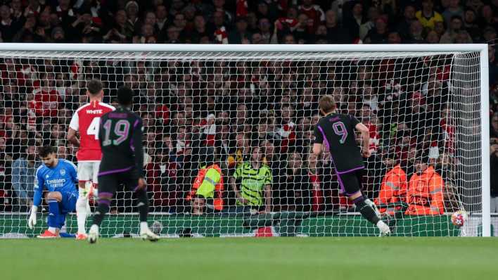 Champions League Viertelfinale: arry Kane (FC Bayern München) trifft zum 1:1 gegen Torwart David Raya (Arsenal London) per Elfmeter