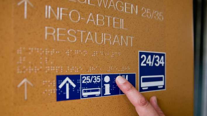 Blindenschrift ist auf einer Informationstafel in einem Zug der Deutschen Bahn (Bild: picture alliance / dpa | Daniel Karmann)