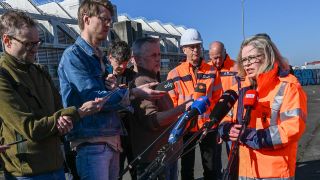 Ute Bonde (CDU, r), Verkehrssenatorin von Berlin, spricht bei einer Pressekonferenz über die Maßnahmen an der Ringbahnbrücke