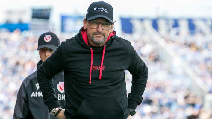 Energie-Cottbus-Trainer Claus-Dieter Wollitz im Stadion (Bild. picture alliance / Fotostand / Weiland)