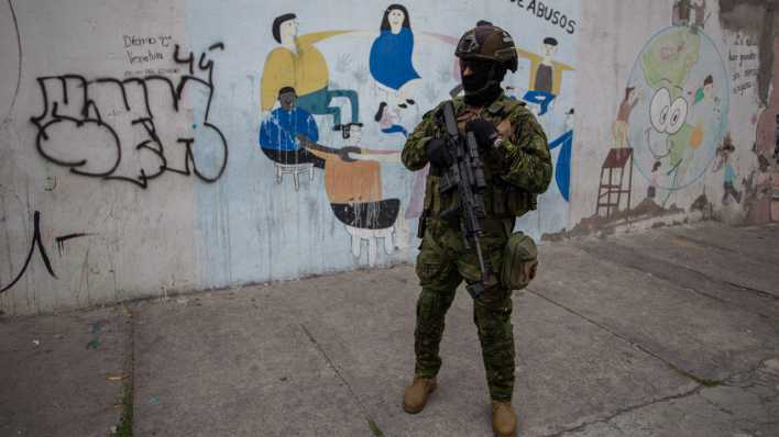 Eliteteams der ecuadorianischen Streitkräfte führen Patrouillen und Durchsuchungen zur Verbrechensbekämpfung in konfliktträchtigen Sektoren der Stadt Quito durch.