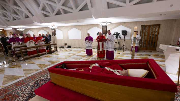 Papst Franziskus im offenen Sarg.