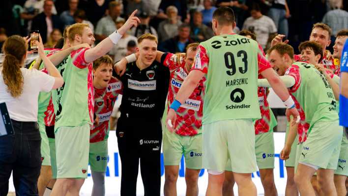 Die Speiler der Füchse Berlin feiern nach Sieg gegen THW Kiel (Bild: picture alliance/dpa | Frank Molter)