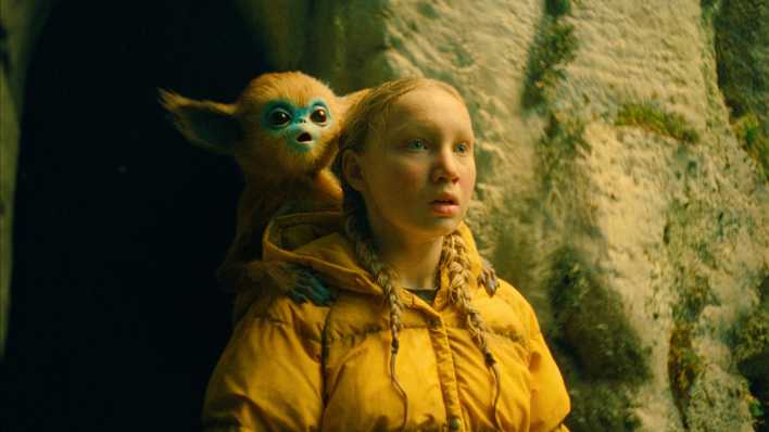 Filmszene: Helena Zengel steht mit einem Ochi-Baby in einer Höhle. (Bild: picture alliance/dpa/PLAION PICTURES)