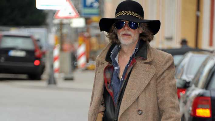 Unterhaltungskünstler Helge Schneider läuft über eine Straße (Bild: picture alliance / dpa/ Ursula Düren)