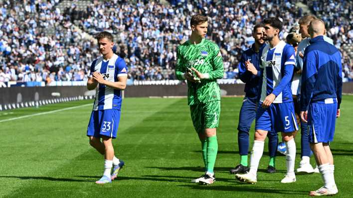 Herthas Michal Karbownik (l-r), Torhüter Tjark Ernst und Andreas Bouchalakis sowie weitere Mitspieler verabschieden sich nach dem Spiel bei den Fans (Bild: picture alliance/dpa/Fabian Fuchs)