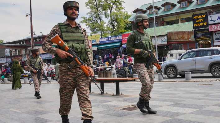Indische paramilitärische Soldaten patrouillieren auf einem belebten Markt in Srinagar im indisch kontrollierten Kaschmir.