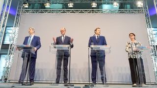Markus Söder (l-r), Ministerpräsident von Bayern und CSU-Vorsitzender, Friedrich Merz, Unions-Kanzlerkandidat und CDU-Bundesvorsitzender, Lars Klingbeil, SPD-Fraktions- und Bundesvorsitzender, und Saskia Esken, SPD-Bundesvorsitzende, stellen Koalitionsvertrag vor (Bild: picture alliance/dpa | Michael Kappeler)