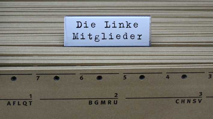 An einem Hängeregister steht der Schriftzug Die Linke Mitglieder.