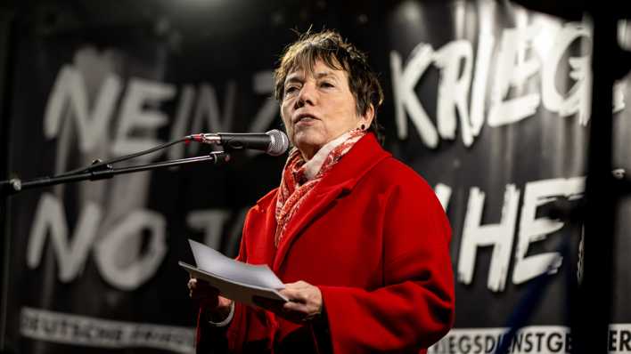 Die Theologin Margot Käßmann spricht auf einer Demonstration im Gedenken an die Opfer des Krieges in der Ukraine (Bild. picture alliance/dpa/Fabian Sommer)