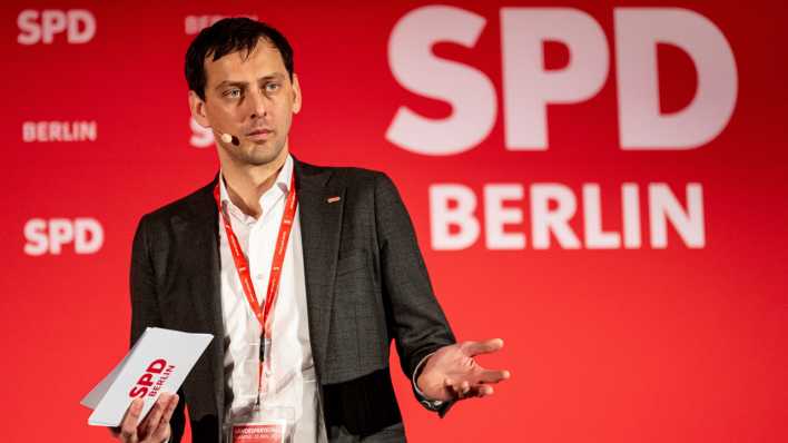 Berlins SPD-Vorsitzender Martin Hikel spricht auf einem Parteitag (Bild: picture alliance/dpa/Fabian Sommer)