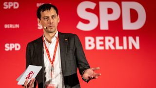 Berlins SPD-Vorsitzender Martin Hikel spricht auf einem Parteitag (Bild: picture alliance/dpa/Fabian Sommer)