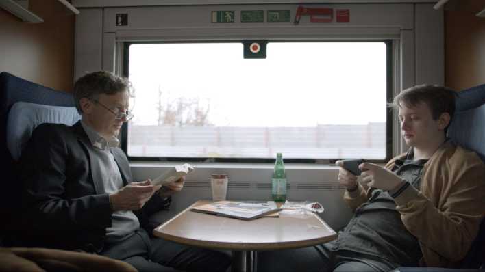 Jan Henrik Stahlberg als Mux und Tilman Vellguth als Karsten in einer Szene des Films "Muxmäuschenstill hoch zehn"