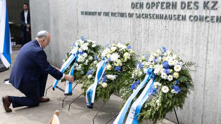 Ron Prosor, Botschafter des Staates Israel in Deutschland, bei einem feierlichen Gedenken im ehemaligen Konzentrationslager Sachsenhausen (Bild: picture alliance/dpa/Hannes P Albert)