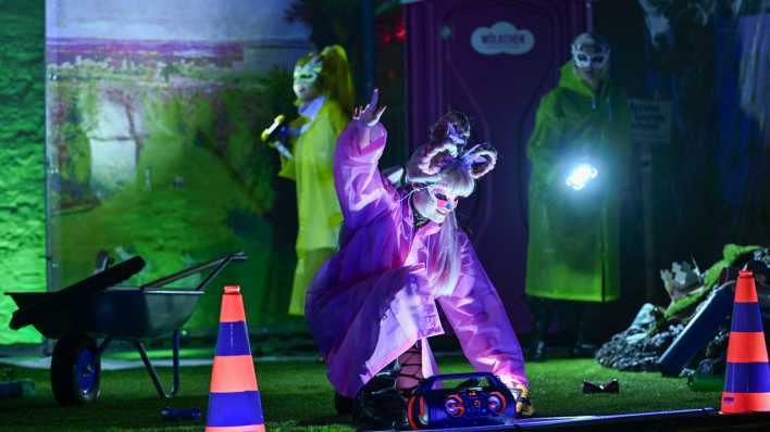 Verena Seyboldt (M) als Elisa und das Ensemble spielen bei der Medienprobe zur Neuproduktion des Stücks „Der königliche Hirte“ von Wolfgang Amadeus Mozart im Schlosstheater Rheinsberg. (Bild: picture alliance/dpa/Jens Kalaene)