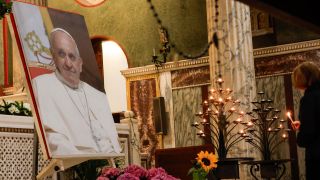 Ein Bild von Papst Franziskus steht vor dem Altar der Kirche Santa Maria Addolorata in Rom.