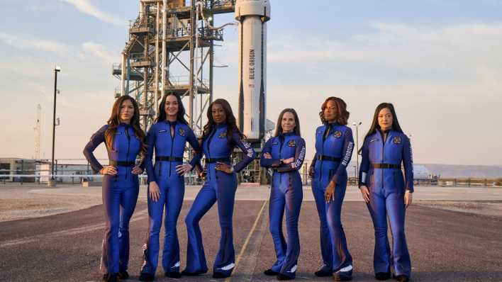 Katy Perry, Aisha Bowe, Lauren Sanchez, Kerianne Flynn, Gayle King und Amanda N. Nguyen posieren vor dem Raumschiff der Firma Blue Origin.