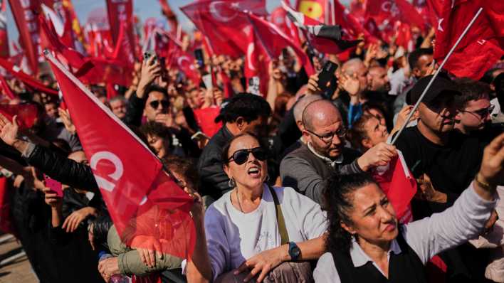 Demonstranten rufen Slogans während einer Kundgebung der Republikanischen Volkspartei (CHP) gegen die Verhaftung des Bürgermeisters von Istanbul.
