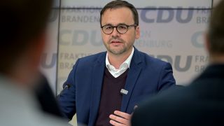 Jan Redmann (CDU), Abgeordneter des Landtages Brandenburg, spricht während der Pressekonferenz der CDU Fraktion im Brandenburger Landtag (Bild: picture alliance/ dpa/ Michael Bahlo)