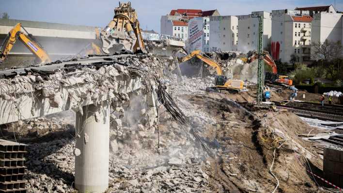 Die Brücke der A100 über die Ringbahn wird mit Abbruchzangen und Hydraulikhammern abgerissen.