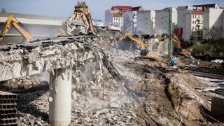 Die Brücke der A100 über die Ringbahn wird mit Abbruchzangen und Hydraulikhammern abgerissen.