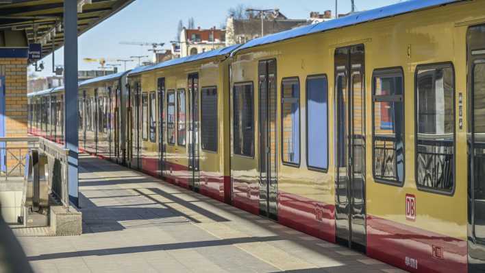 Ein Zug der Ringbahn steht an der Station Bundesplatz in Berlin-Schöneberg.