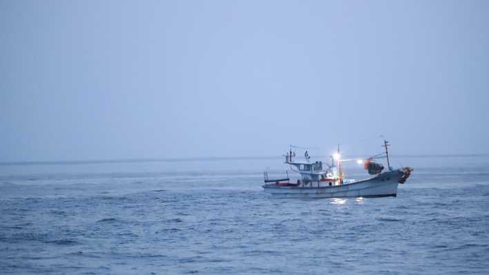 Ein Schiff fährt bei trübem Wetter über das Meer (Bild: picture alliance / YONHAPNEWS AGENCY | Yonhap)