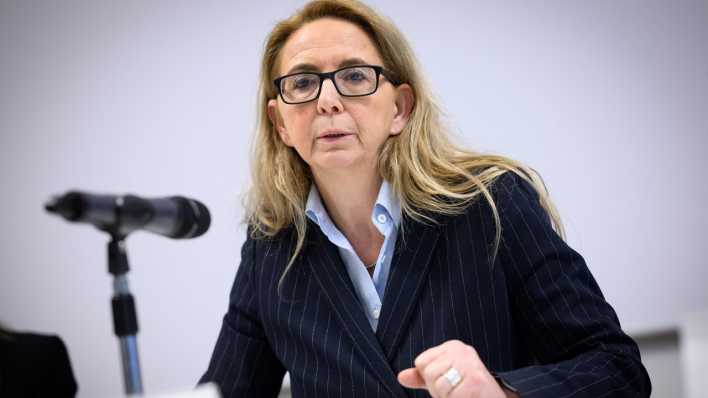 Barbara Slowik Meisel, Berliner Polizeipräsidentin, spricht bei einer Pressekonferenz.