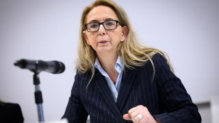 Barbara Slowik Meisel, Berliner Polizeipräsidentin, spricht bei einer Pressekonferenz.