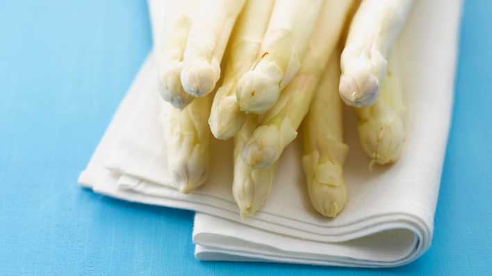 Weißer Spargel auf einer weißen Serviette