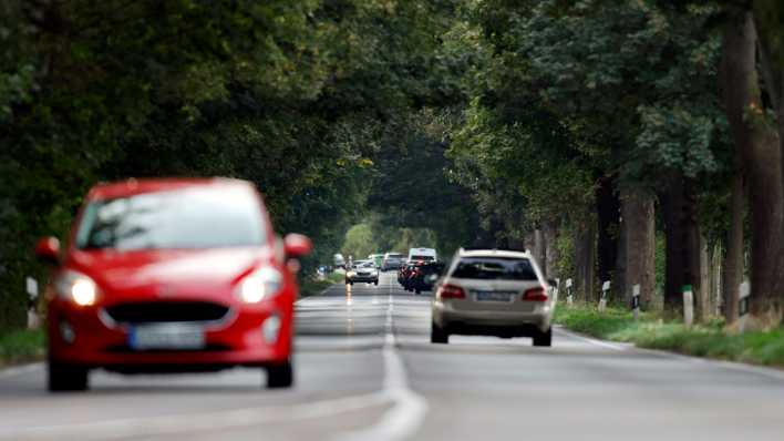 utos fahren auf einer Landstraße bei Köln.