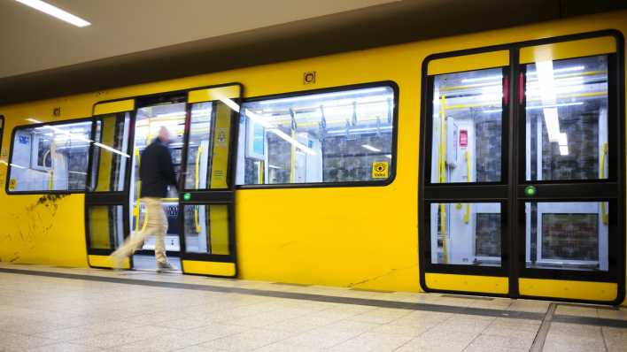 Eine Person steigt in eine Berliner U-Bahn, während die Tür schließt. (Bild: picture alliance / imageBROKER / Michael Weber)