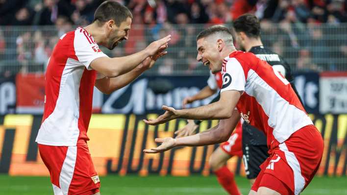 Berlins Andrej Ilic (r) jubelt nach seinem Treffer zum 4:4 gegen den VfB Stuttgart mit Teamkollege Rani Khedira.