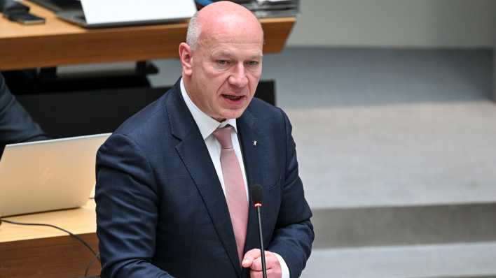 Kai Wegner (CDU), Regierender Bürgermeister von Berlin, bei der Plenarsitzung im Berliner Abgeordnetenhaus.