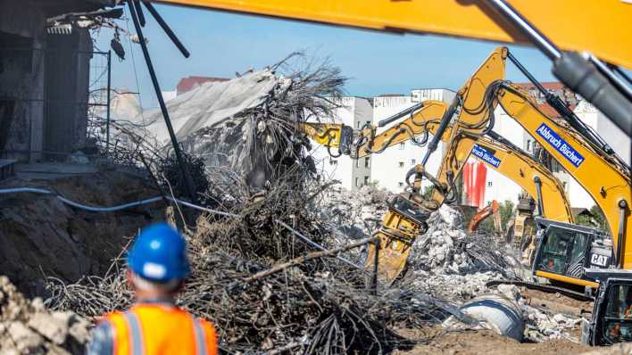 Abriss der marode Brücke auf der Autobahn A100 mit schwerem Gerät (Bild: IMAGO/Achille Abboud)
