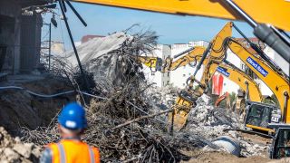 Abriss der marode Brücke auf der Autobahn A100 mit schwerem Gerät (Bild: IMAGO/Achille Abboud)