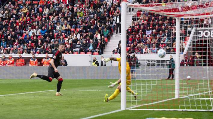 30.3.2025: SC Freiburg - 1. FC Union Berlin, Andrej Ilic erzielt das Tor zum 1:2 gegen Torhüter Noah Atubolu (Bild: IMAGO/Matthias Koch)