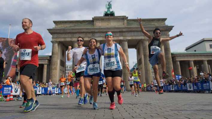 ARCHIV, 2018: glückliche Läuferinnen und Läufer am Brandenburger Tor beim Berlin Marathon