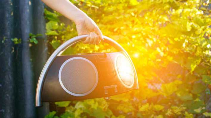 Boombox vor Natur im Hintergrund (Bild: IMAGO/Pond5 Images)
