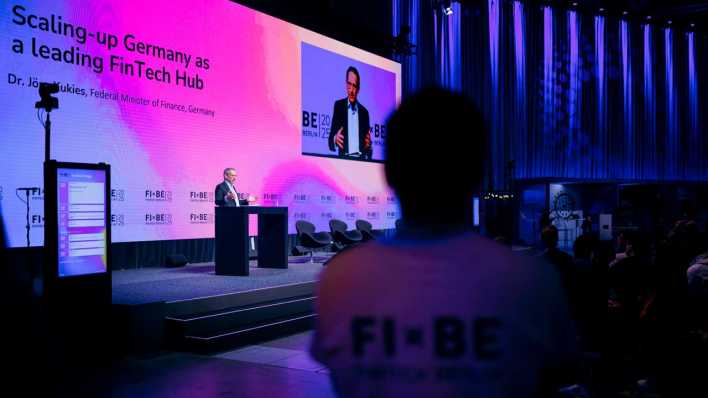 Joerg Kukies, Bundesminister der Finanzen, aufgenommen im Rahmen des Fintech Festival in Berlin, 10.04.2025 (Bild: IMAGO/BMF/Felix Zahn)