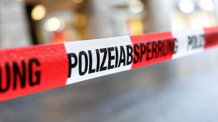 Polizeiabsperrung am Tatort (Bild: picture alliance/dpa/Matthias Balk)