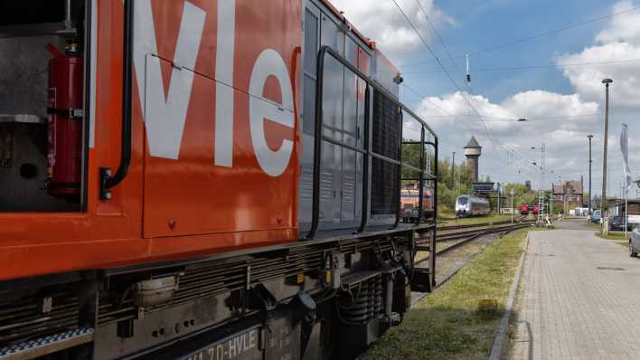 Eine Lok der Havellänndsichen Eisenbahn steht im Rangierbahnhof Wustermark.