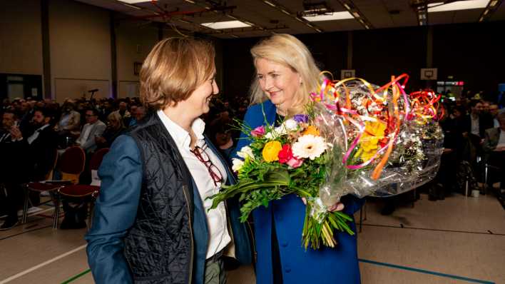 AfD Landesparteitag Berlin Kristin Brinker, Landesvorsitzende der AfD Berlin, und Beatrix von Storch, stellvertretende Fraktionsvorsitzende, auf dem AfD Landesparteitag Berlin in Jüterbog (Bild: IMAGO/EVENTPRESS Jeremy Knowles)