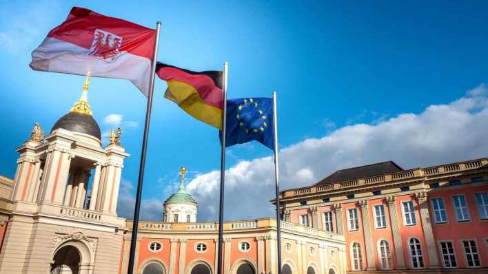 Landesflagge von Brandenburg im Hof des Potsdamer Landtag (Bild: imago images/CHROMORANGE/Karl-Heinz Spremberg)