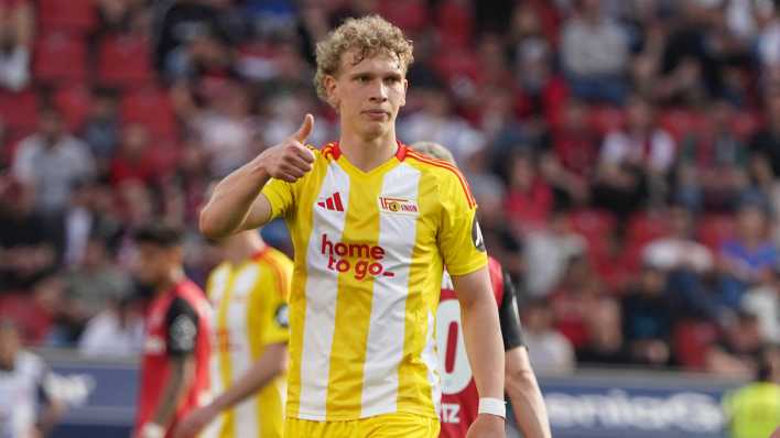 Leopold Querfeld von Union Berlin mit Daumen nach oben im Spiel gegen Leverkusen