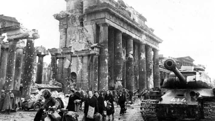 Berlin 1945: Leute gehen in ihr Zuhause zurück (Bild: imago/ITAR-TASS)