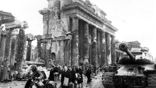 Berlin 1945: Leute gehen in ihr Zuhause zurück (Bild: imago/ITAR-TASS)