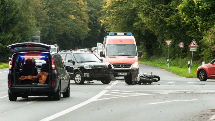 ARCHIV: Unfall Pkw und Motorrad (Bild: IMAGO/Funke Foto Services)