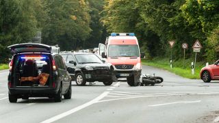 ARCHIV: Unfall Pkw und Motorrad (Bild: IMAGO/Funke Foto Services)