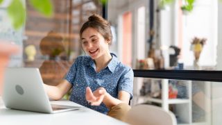 Lächelnde Frau arbeitet am PC